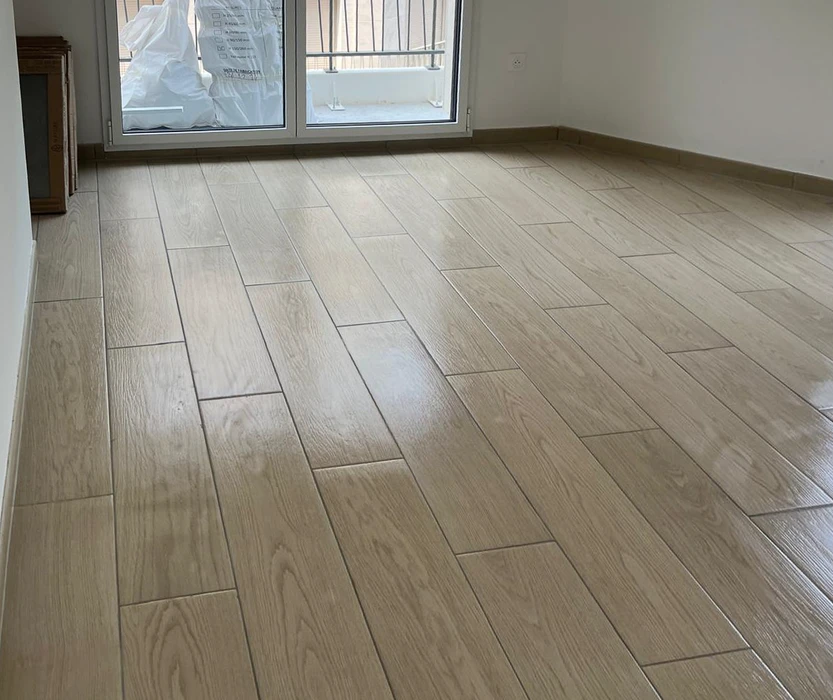 Salle de bain moderne avec carrelage gris anthracite au sol, murs blancs