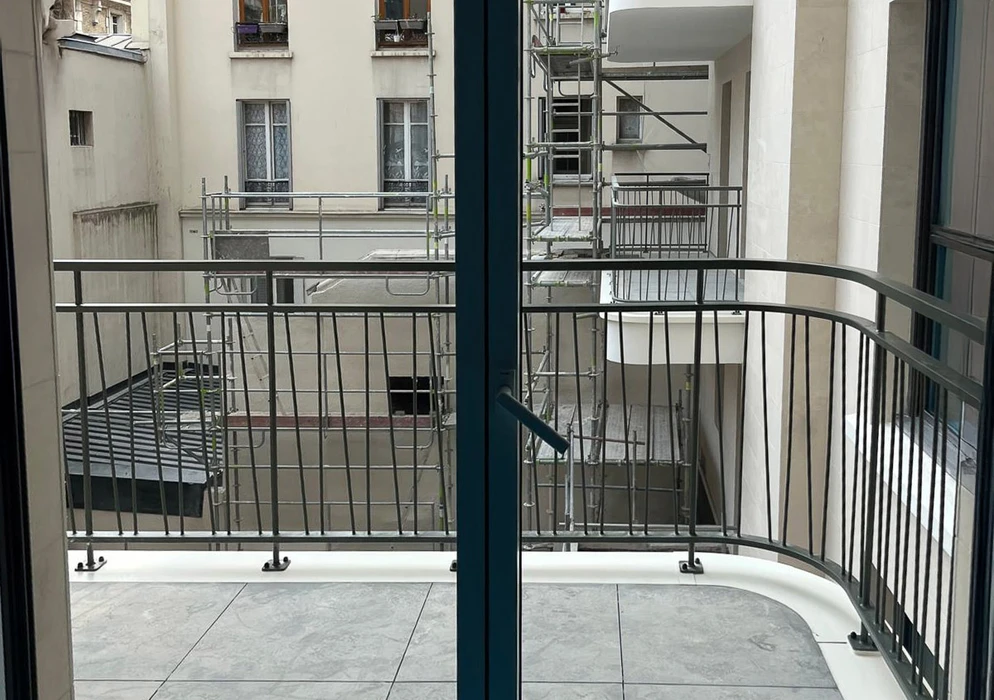 Salle de bains commerciale moderne avec trois lavabos blancs encastrés dans un plan de travail continu