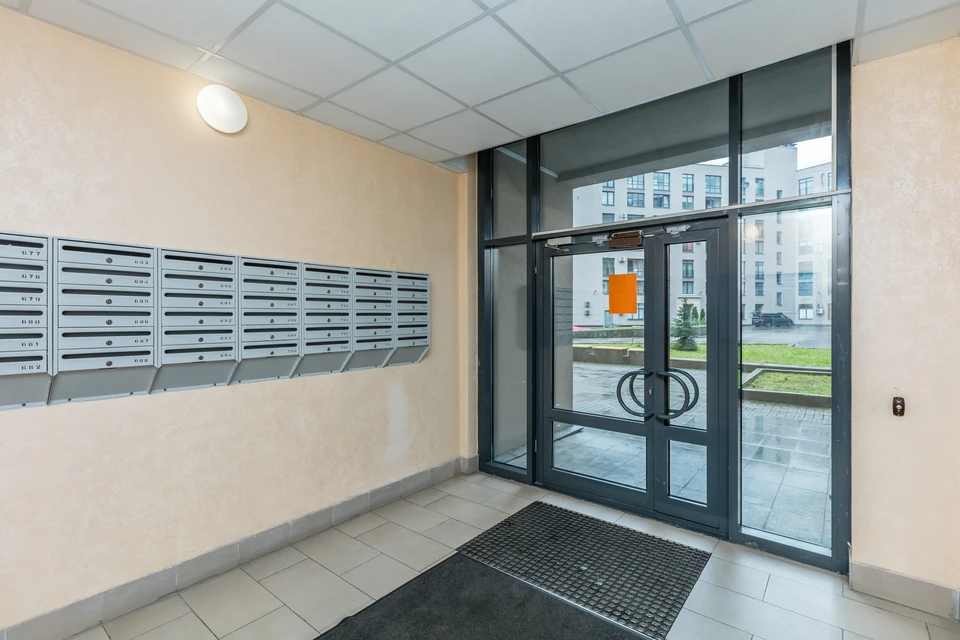 Hall d'entrée moderne d'immeuble de bureaux avec sol en marbre blanc poli et colonnes en marbre noir veiné