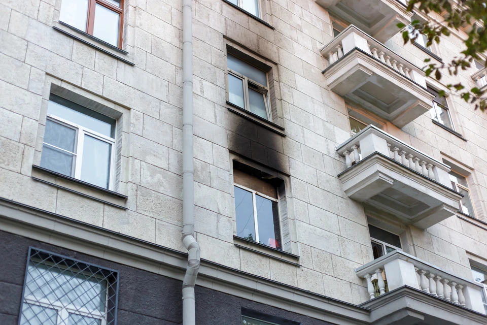 Intervention d'urgence en extérieur avec équipe de secours en combinaisons de protection orange et bleue intervenant sur citerne cylindrique métallique rouillée