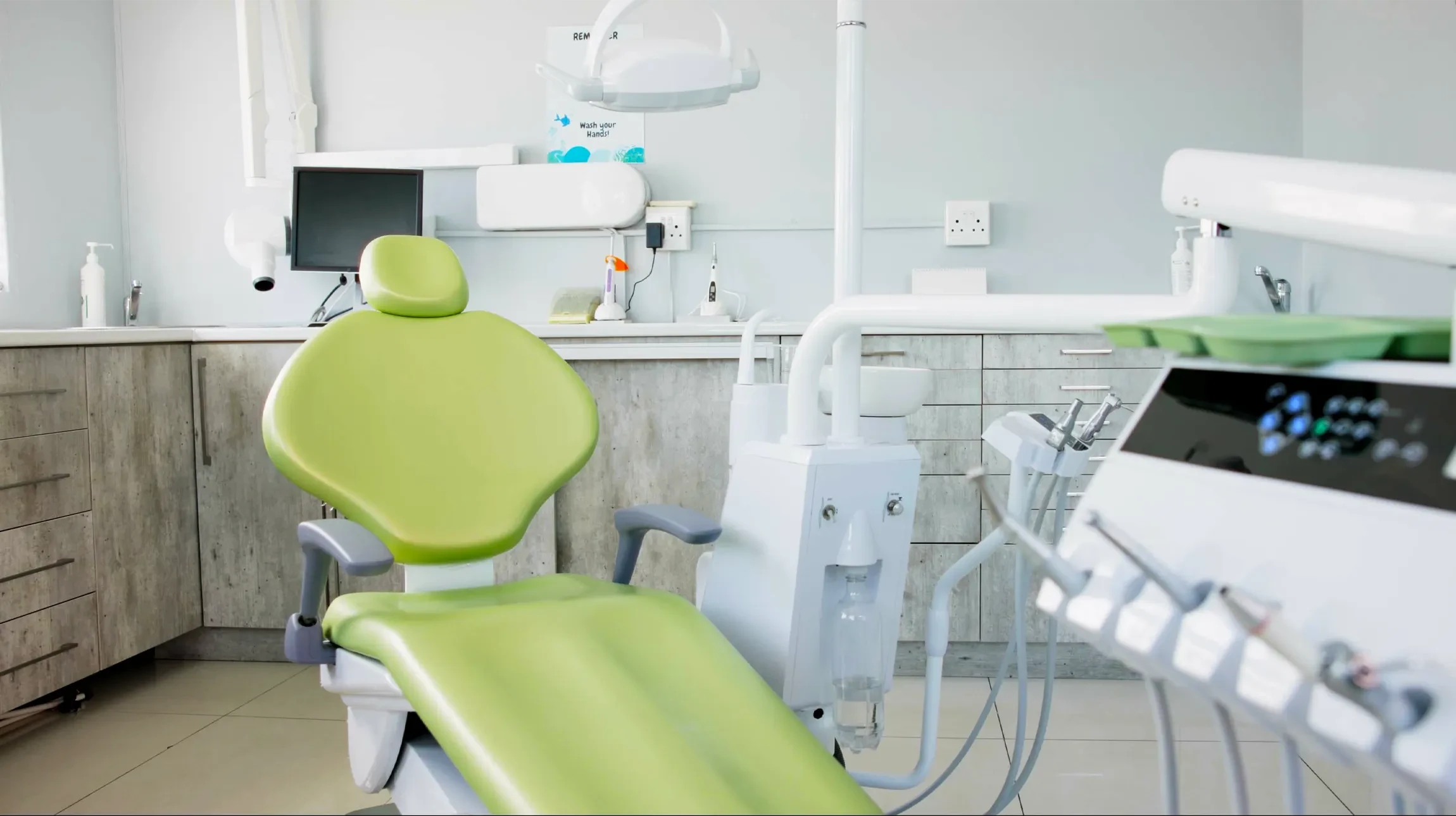 Lavage de dents et autres produits d'hygiène bucco-dentaire sur une table en bois blanc dans la salle de bains